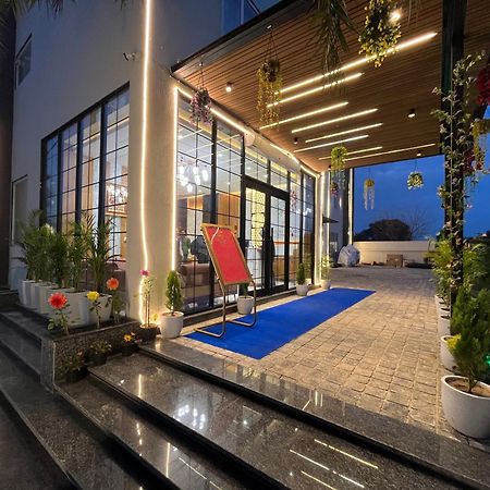 Hotel Three Seasons Vrindāvan Εξωτερικό φωτογραφία