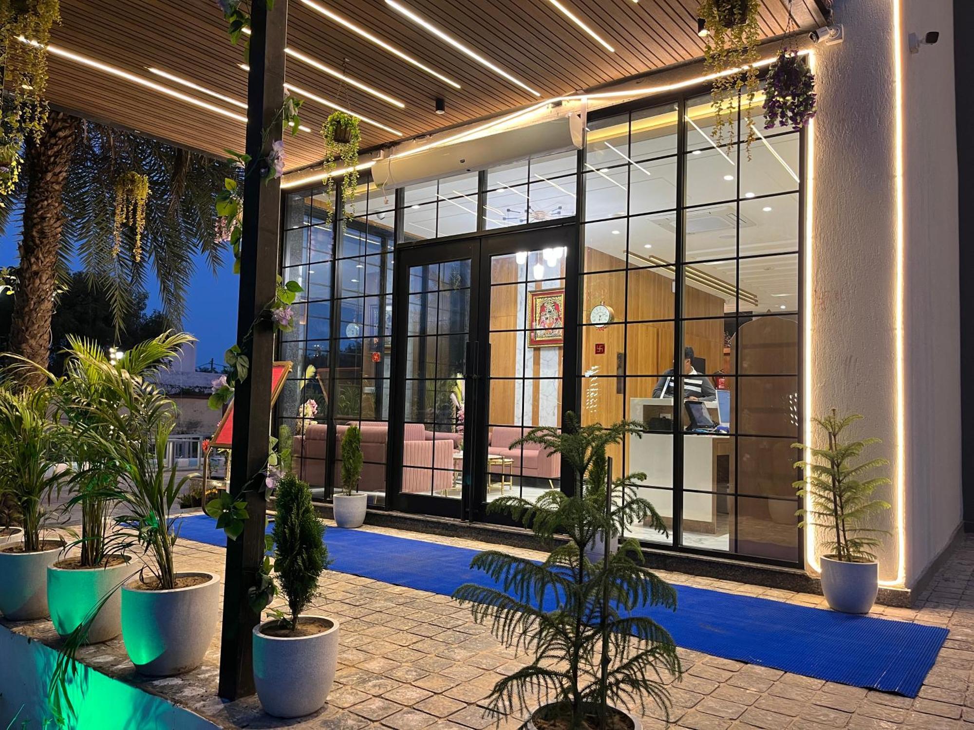 Hotel Three Seasons Vrindāvan Εξωτερικό φωτογραφία