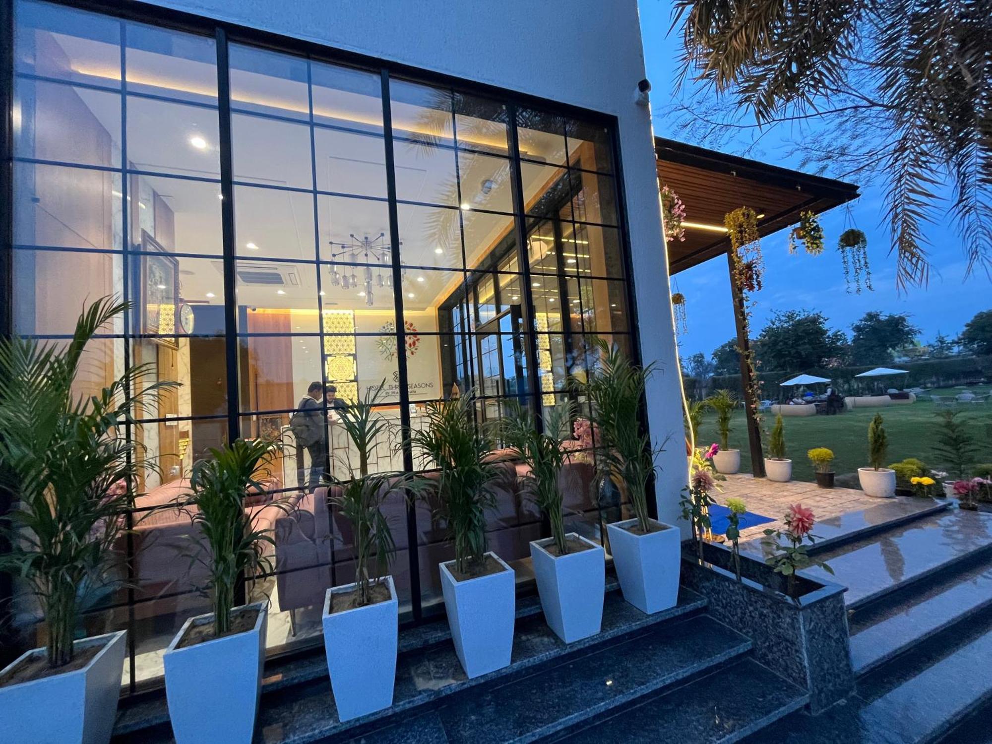 Hotel Three Seasons Vrindāvan Εξωτερικό φωτογραφία