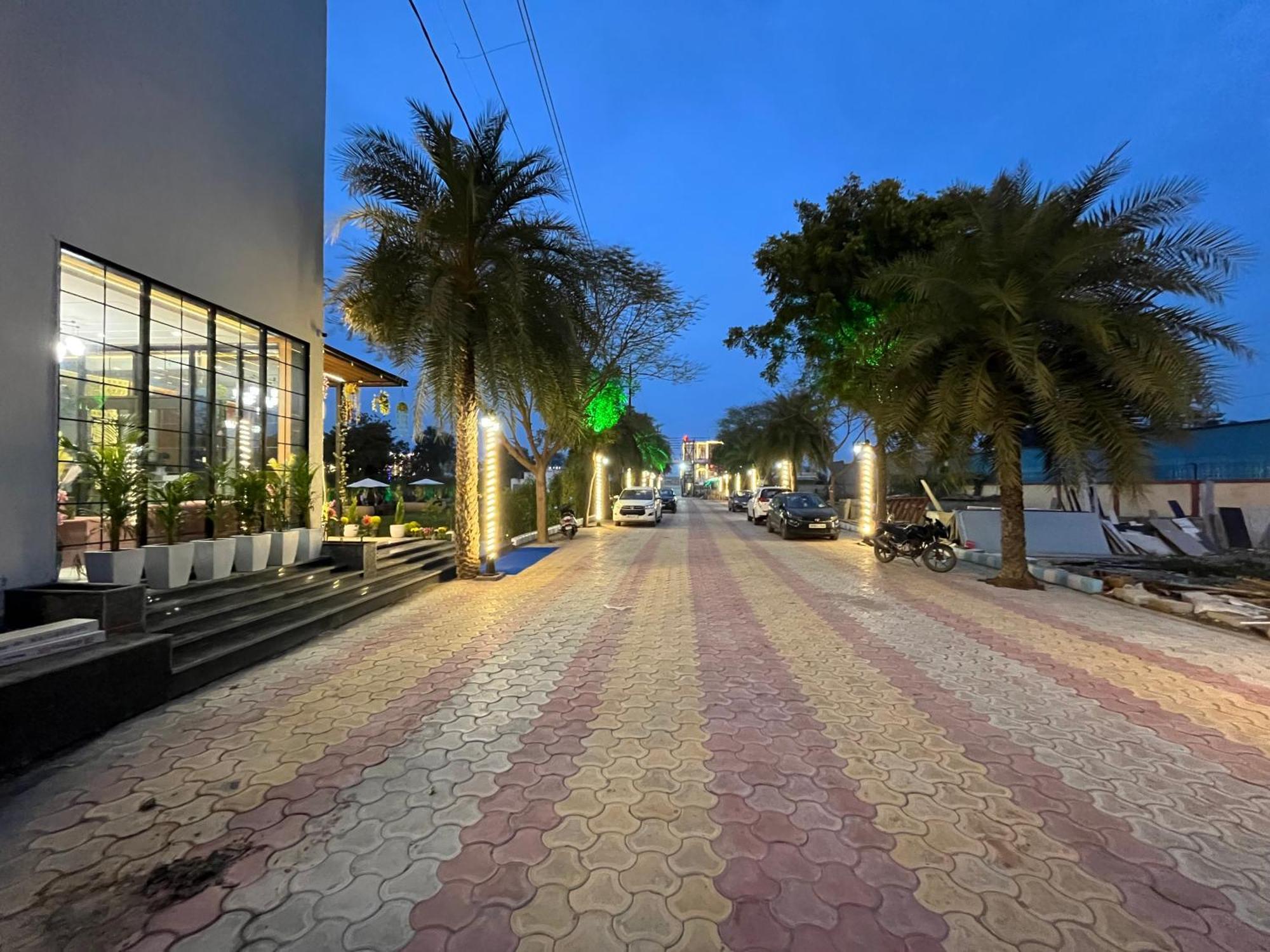 Hotel Three Seasons Vrindāvan Εξωτερικό φωτογραφία