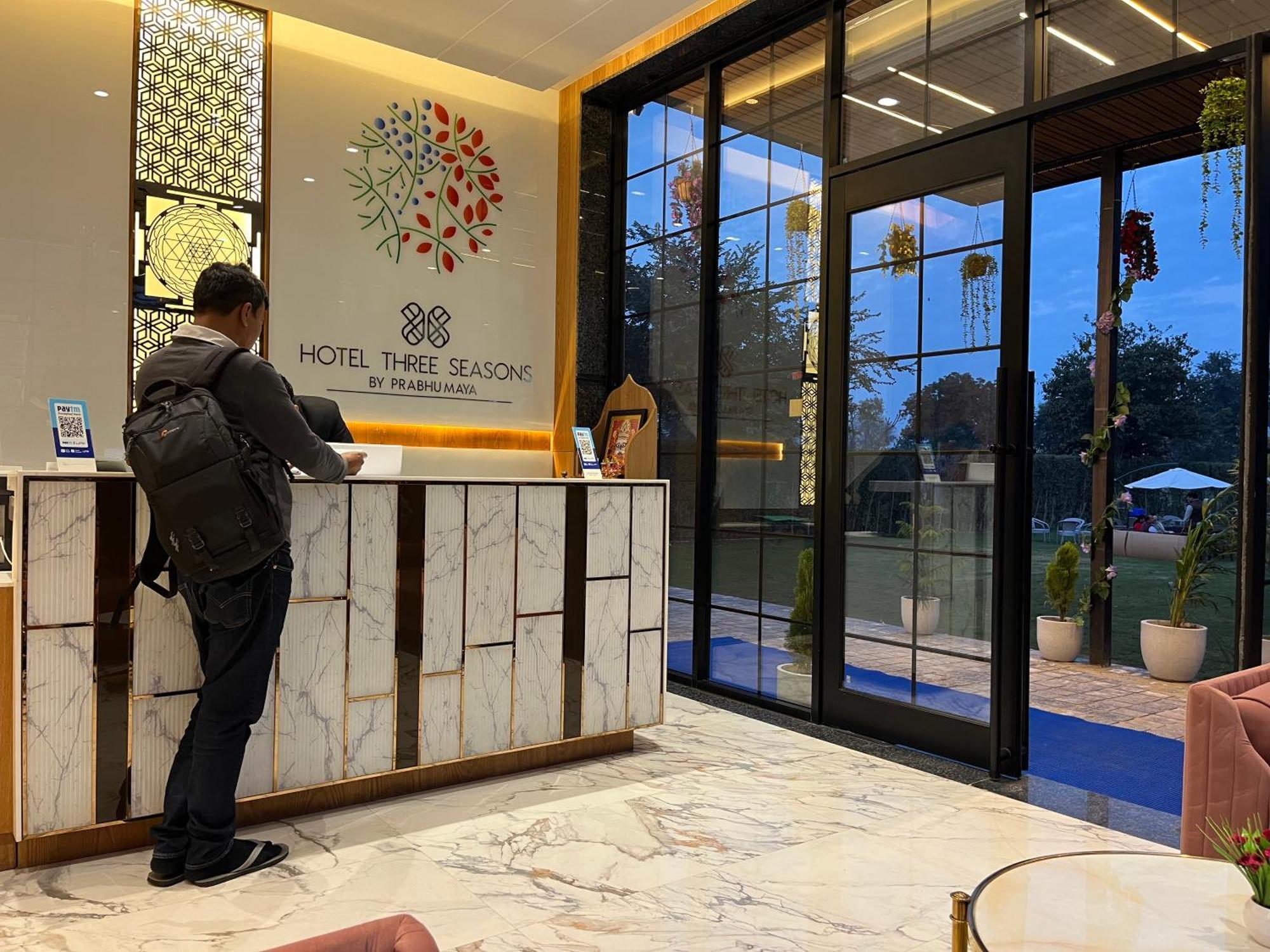 Hotel Three Seasons Vrindāvan Εξωτερικό φωτογραφία