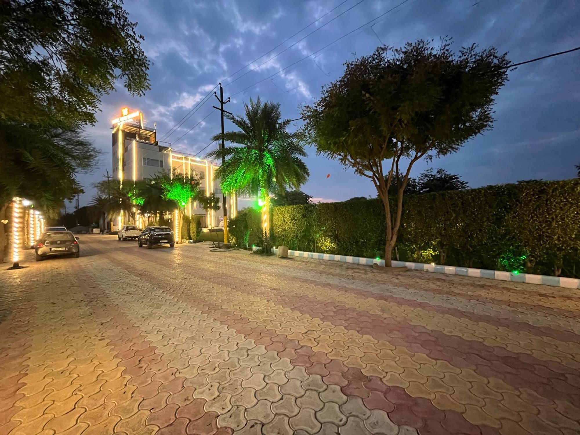 Hotel Three Seasons Vrindāvan Εξωτερικό φωτογραφία