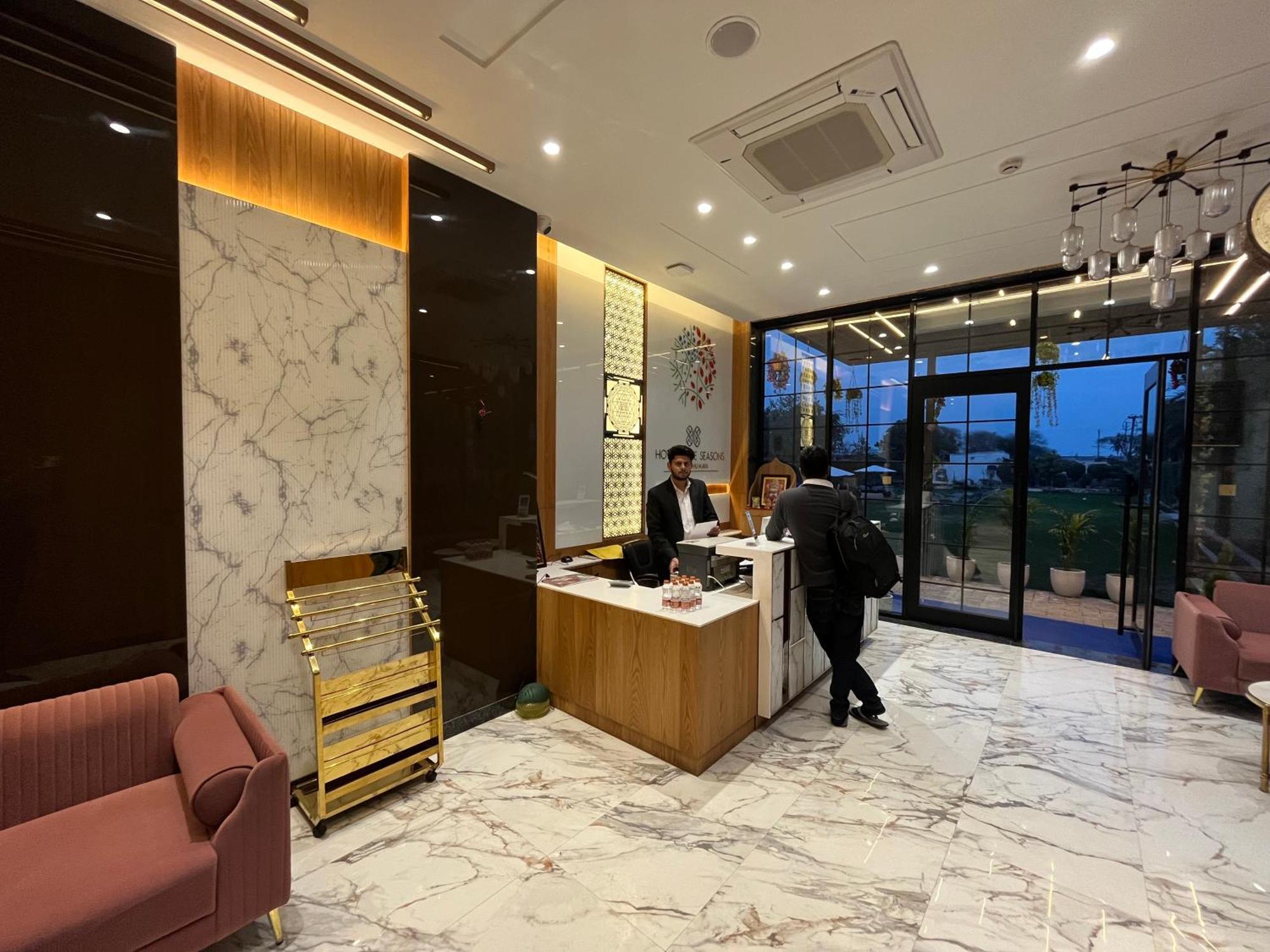 Hotel Three Seasons Vrindāvan Εξωτερικό φωτογραφία
