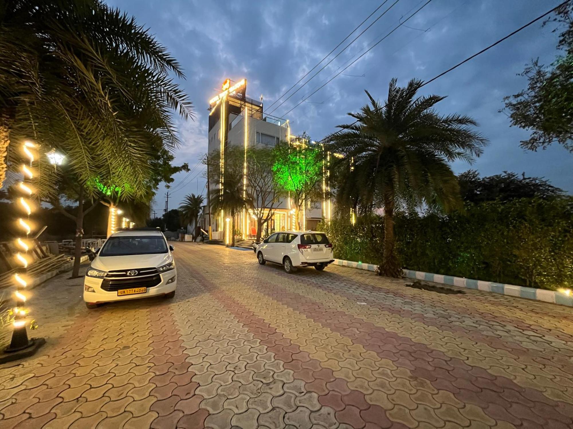 Hotel Three Seasons Vrindāvan Εξωτερικό φωτογραφία