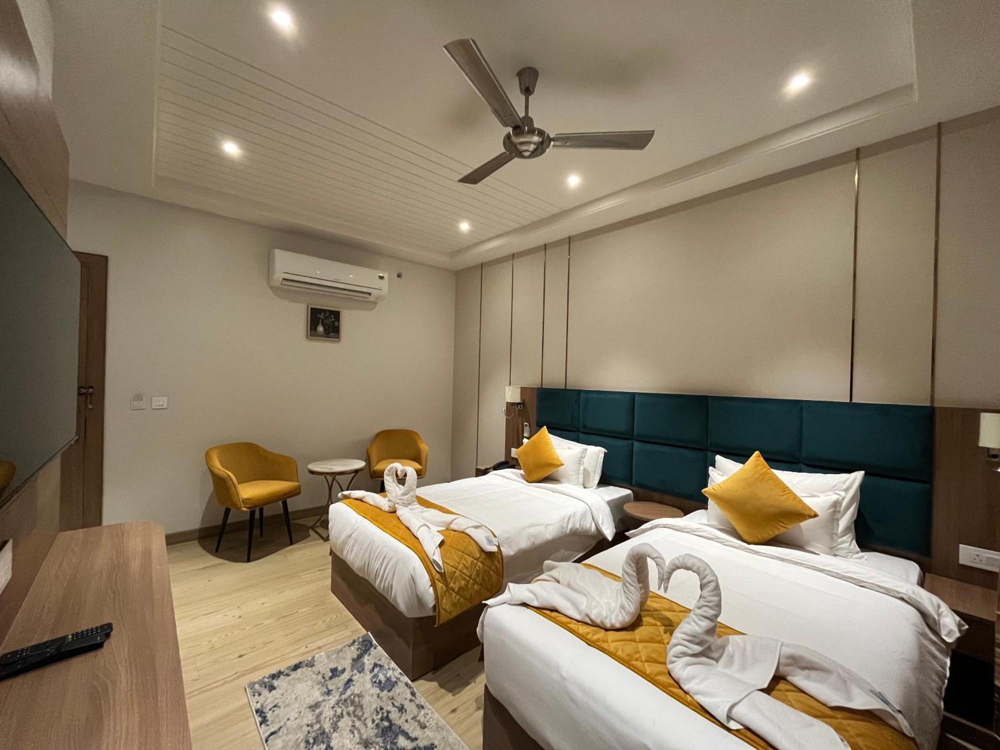 Hotel Three Seasons Vrindāvan Εξωτερικό φωτογραφία
