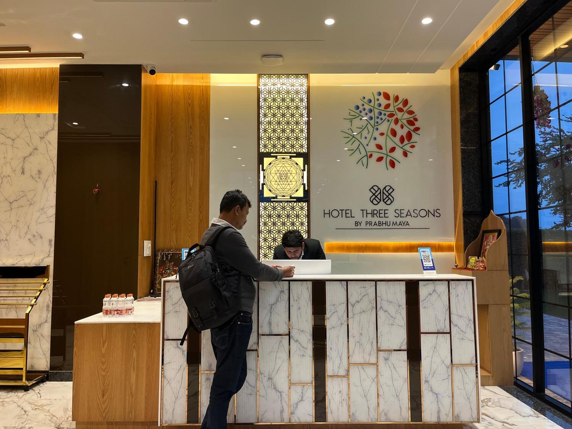Hotel Three Seasons Vrindāvan Εξωτερικό φωτογραφία