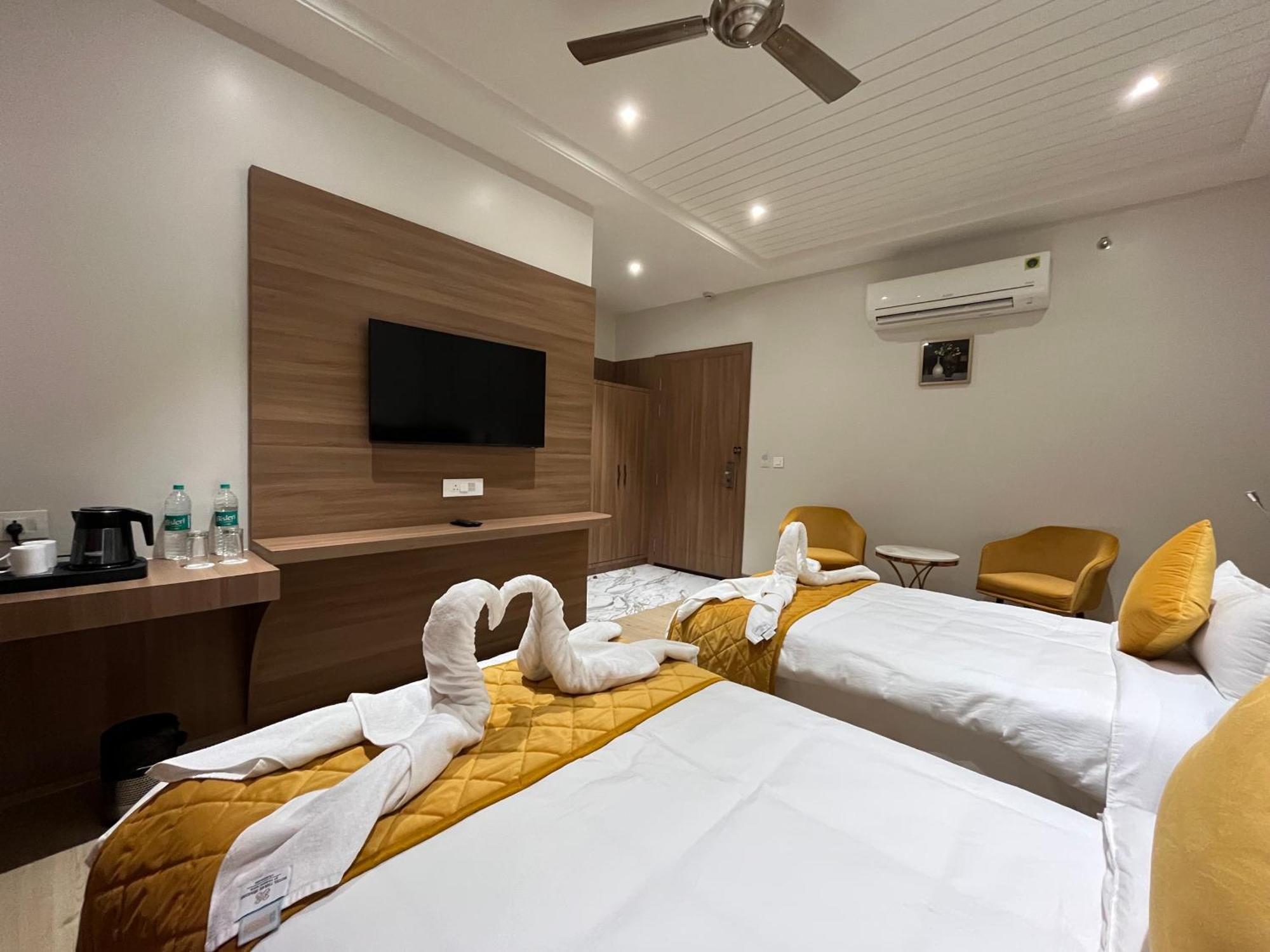 Hotel Three Seasons Vrindāvan Εξωτερικό φωτογραφία
