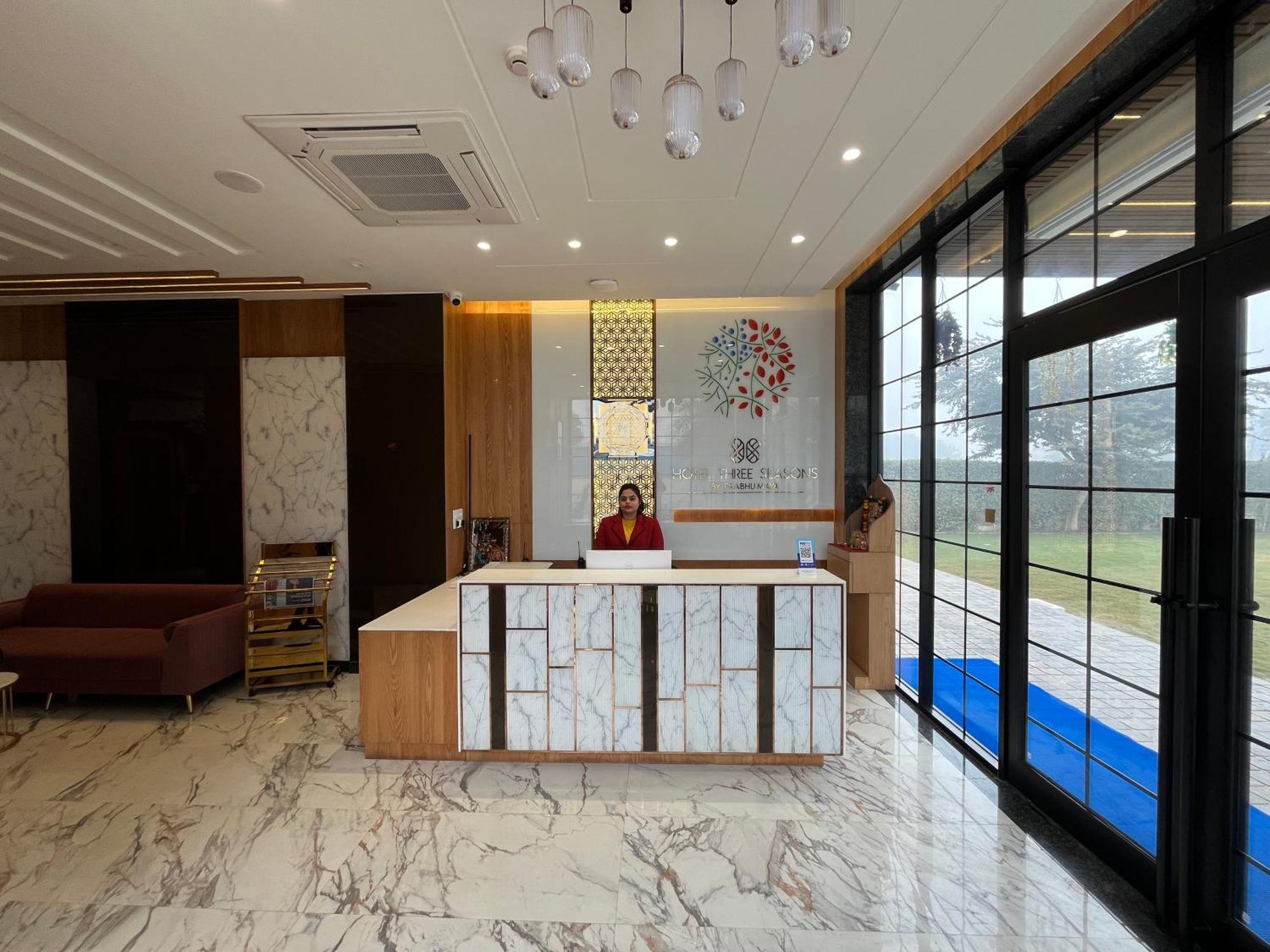 Hotel Three Seasons Vrindāvan Εξωτερικό φωτογραφία