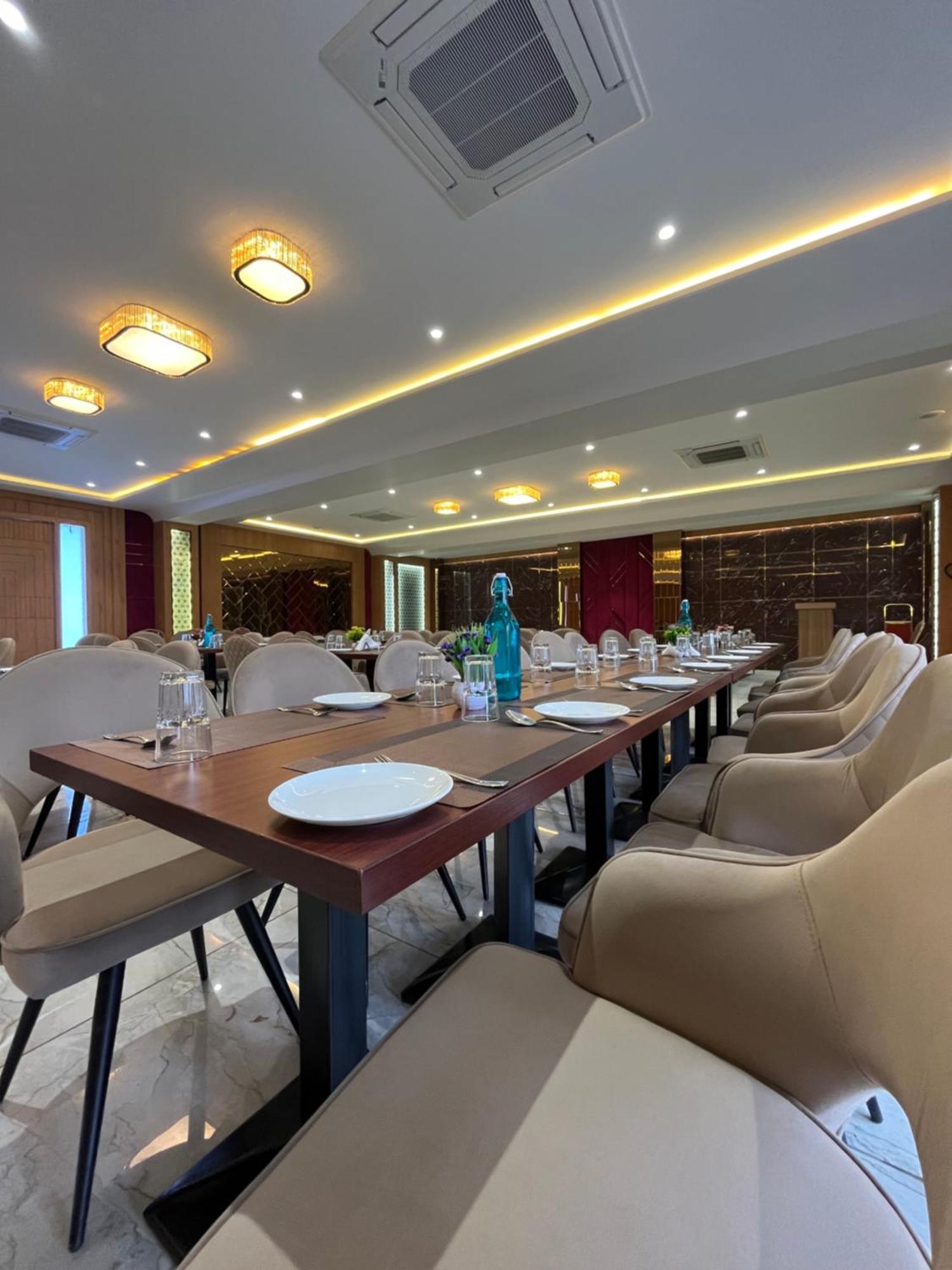 Hotel Three Seasons Vrindāvan Εξωτερικό φωτογραφία