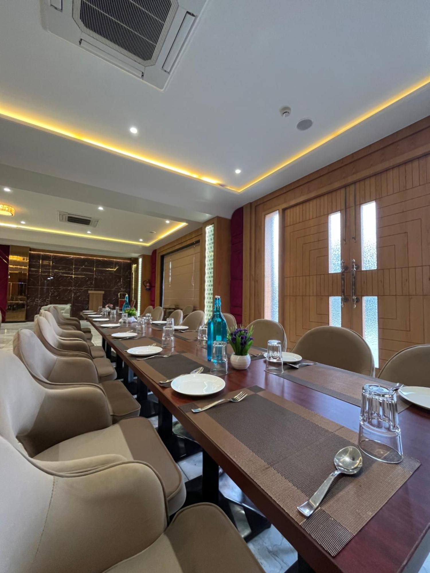 Hotel Three Seasons Vrindāvan Εξωτερικό φωτογραφία