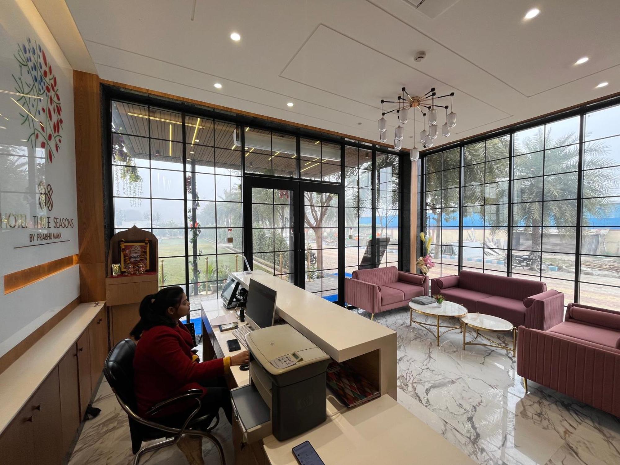 Hotel Three Seasons Vrindāvan Εξωτερικό φωτογραφία
