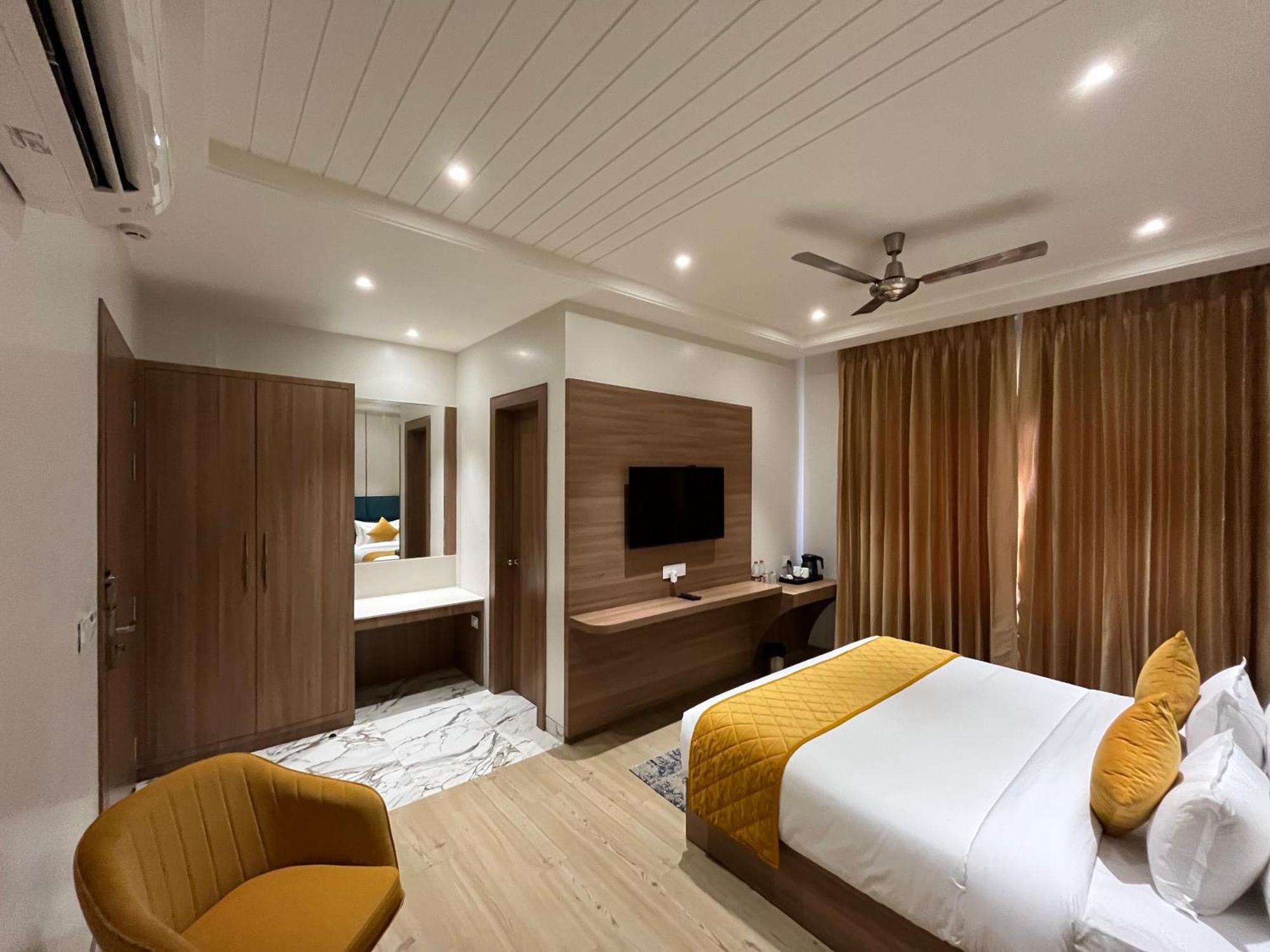 Hotel Three Seasons Vrindāvan Εξωτερικό φωτογραφία