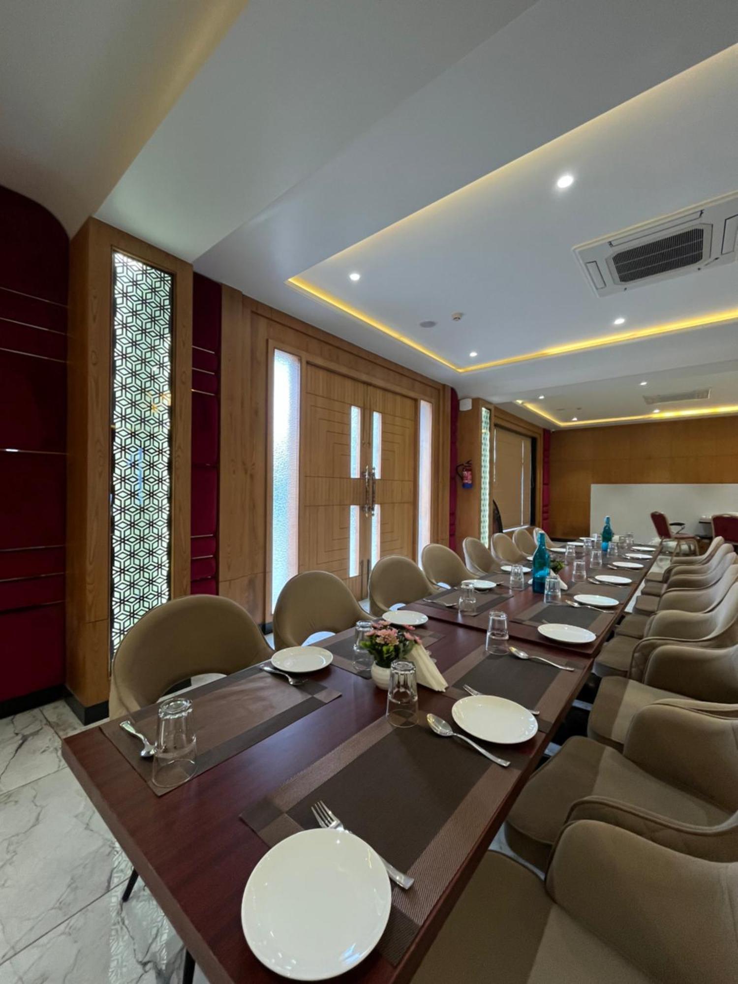 Hotel Three Seasons Vrindāvan Εξωτερικό φωτογραφία