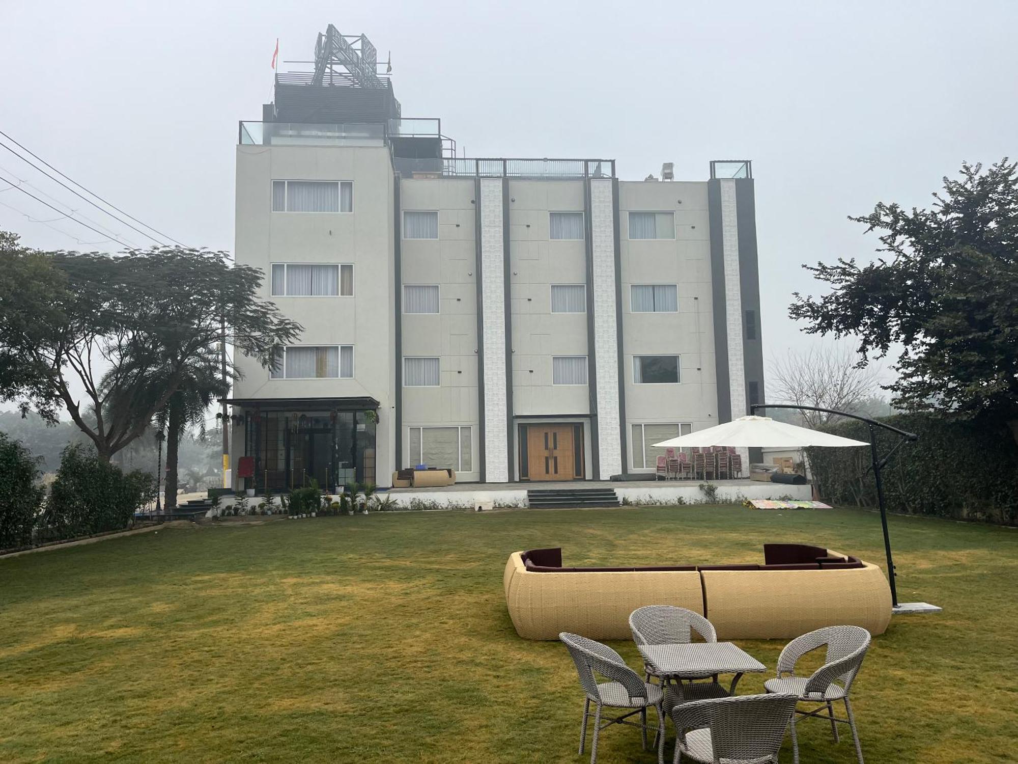 Hotel Three Seasons Vrindāvan Εξωτερικό φωτογραφία