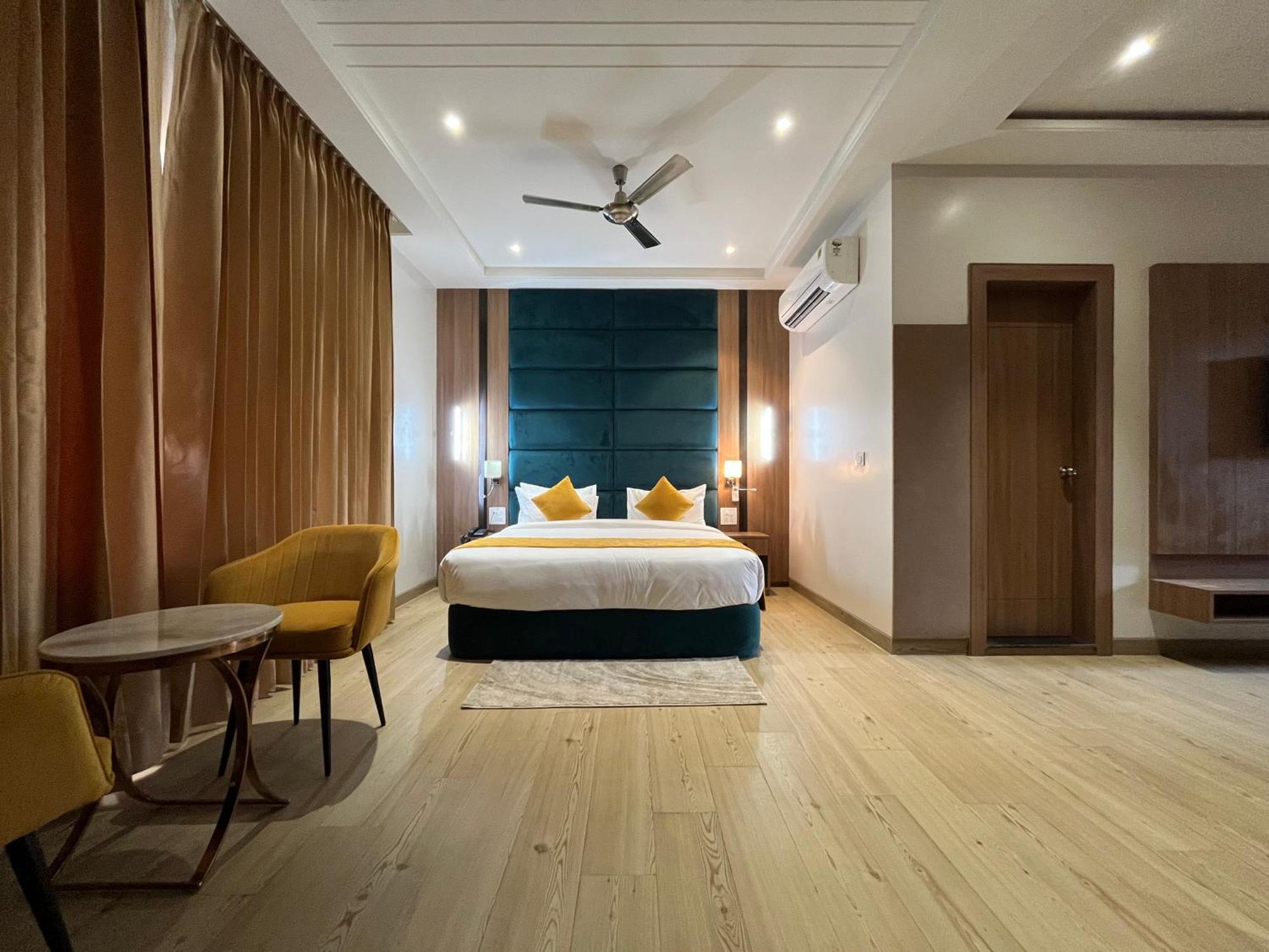 Hotel Three Seasons Vrindāvan Εξωτερικό φωτογραφία