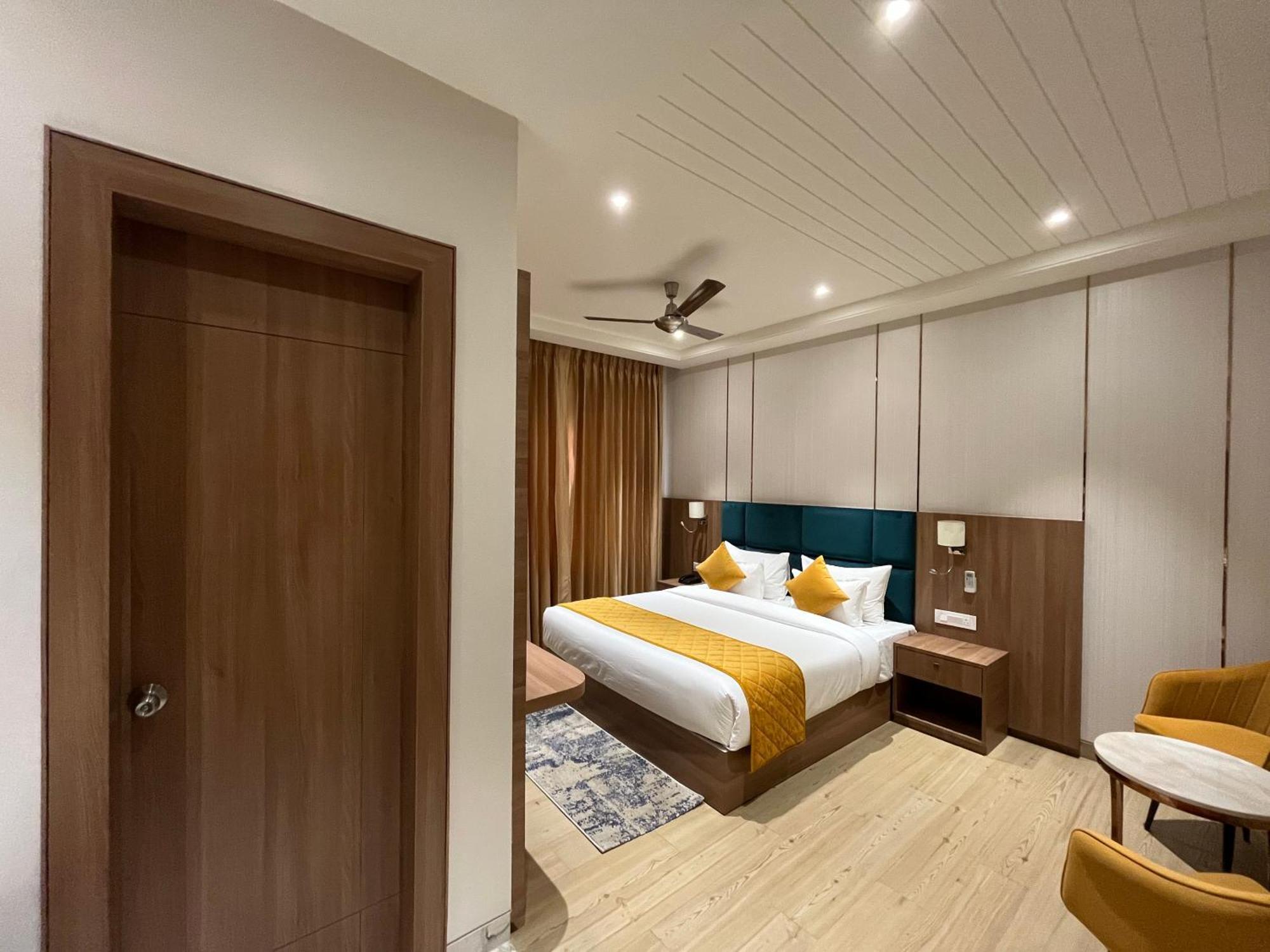 Hotel Three Seasons Vrindāvan Εξωτερικό φωτογραφία