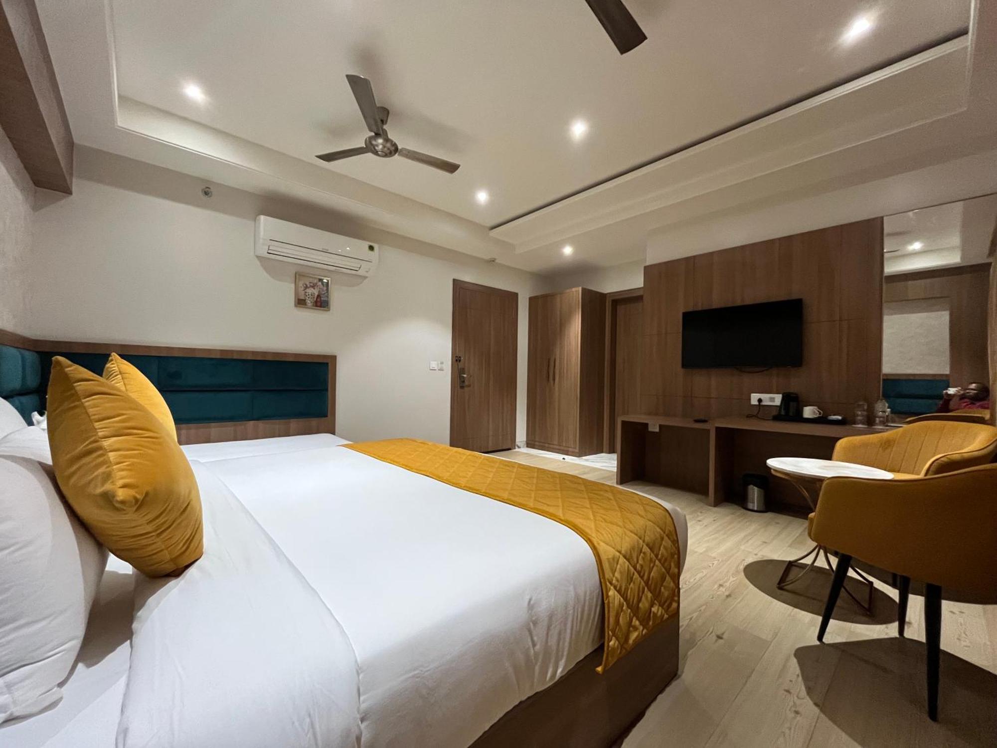Hotel Three Seasons Vrindāvan Εξωτερικό φωτογραφία