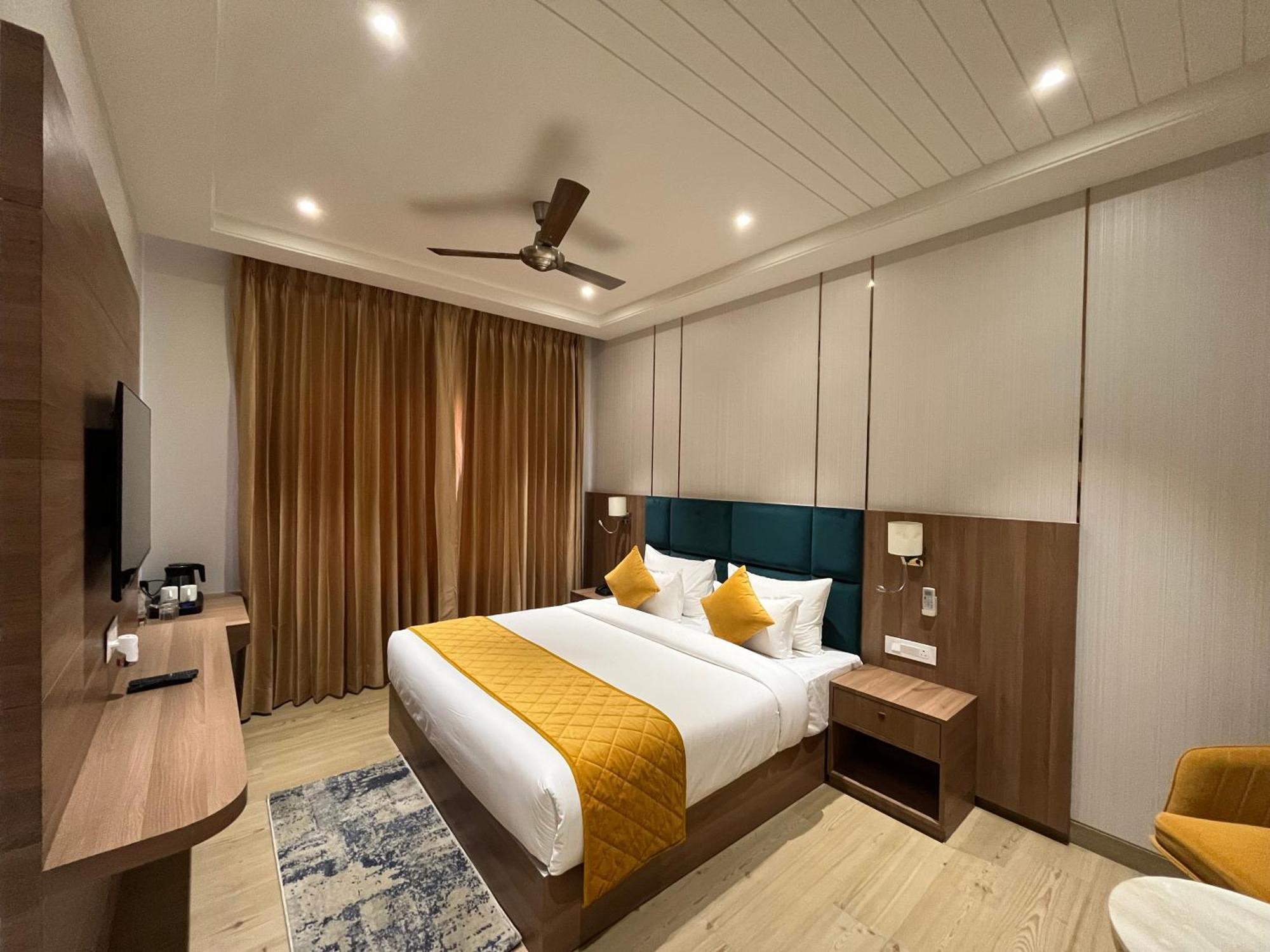 Hotel Three Seasons Vrindāvan Εξωτερικό φωτογραφία