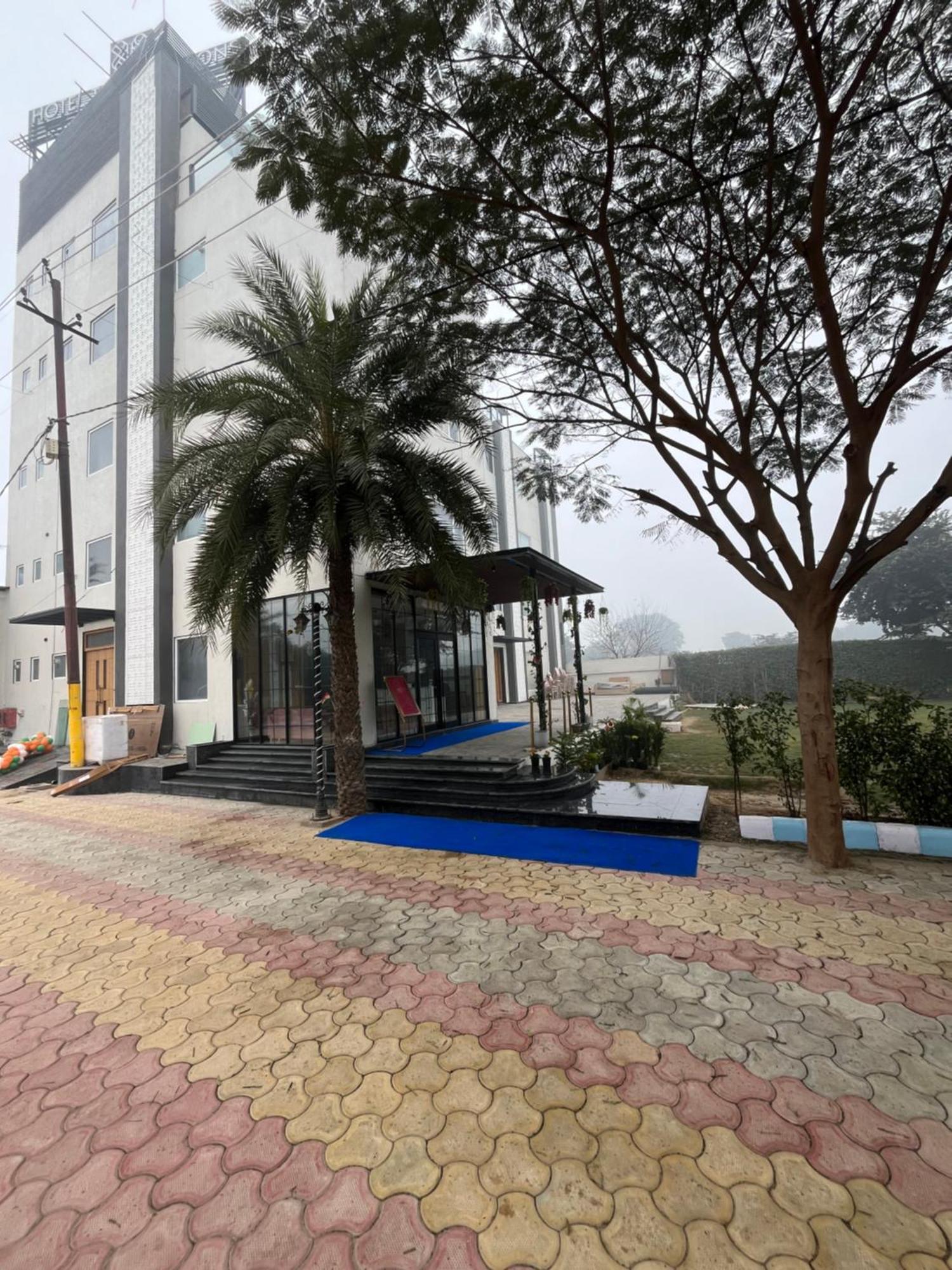 Hotel Three Seasons Vrindāvan Εξωτερικό φωτογραφία