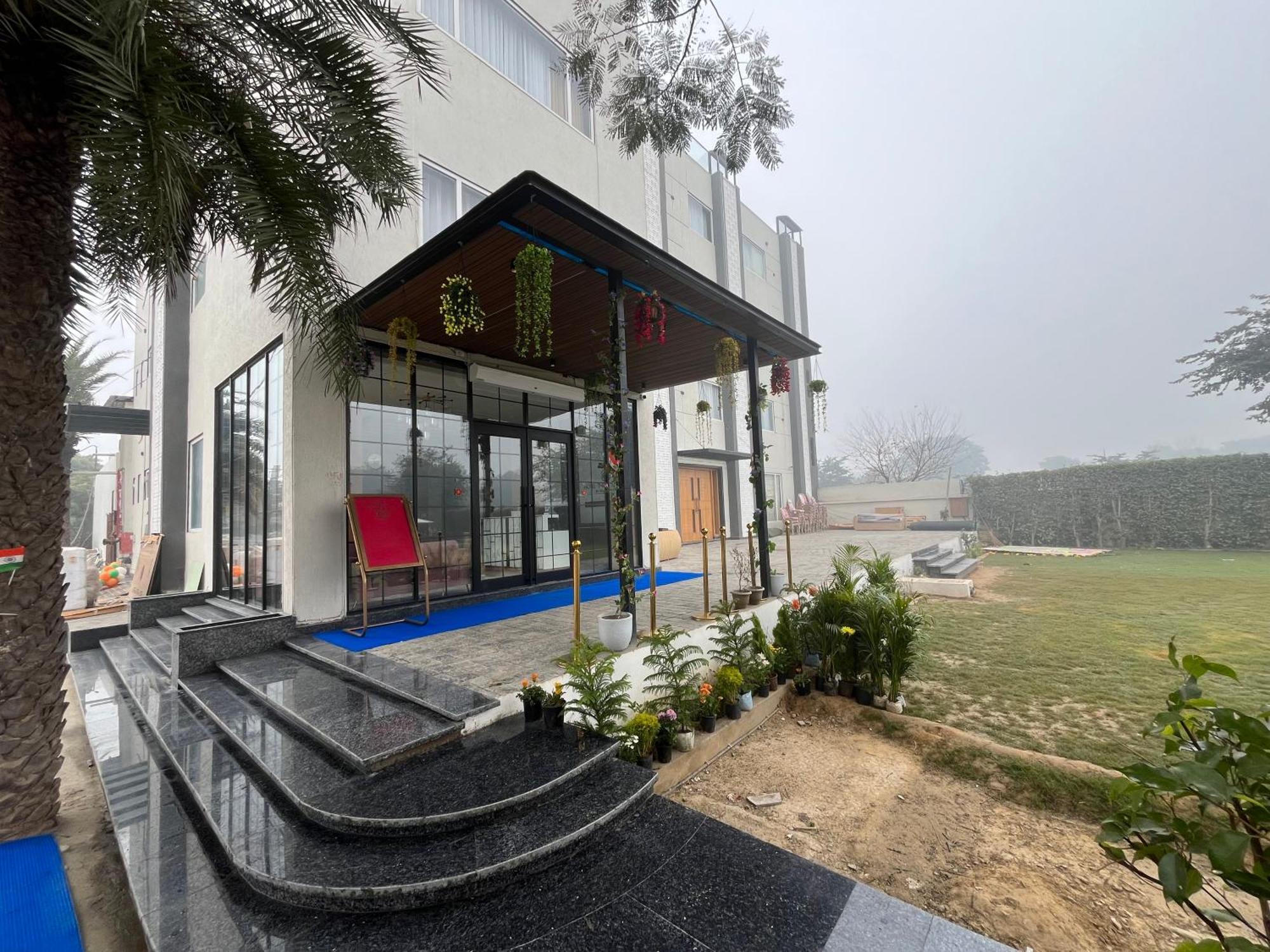 Hotel Three Seasons Vrindāvan Εξωτερικό φωτογραφία