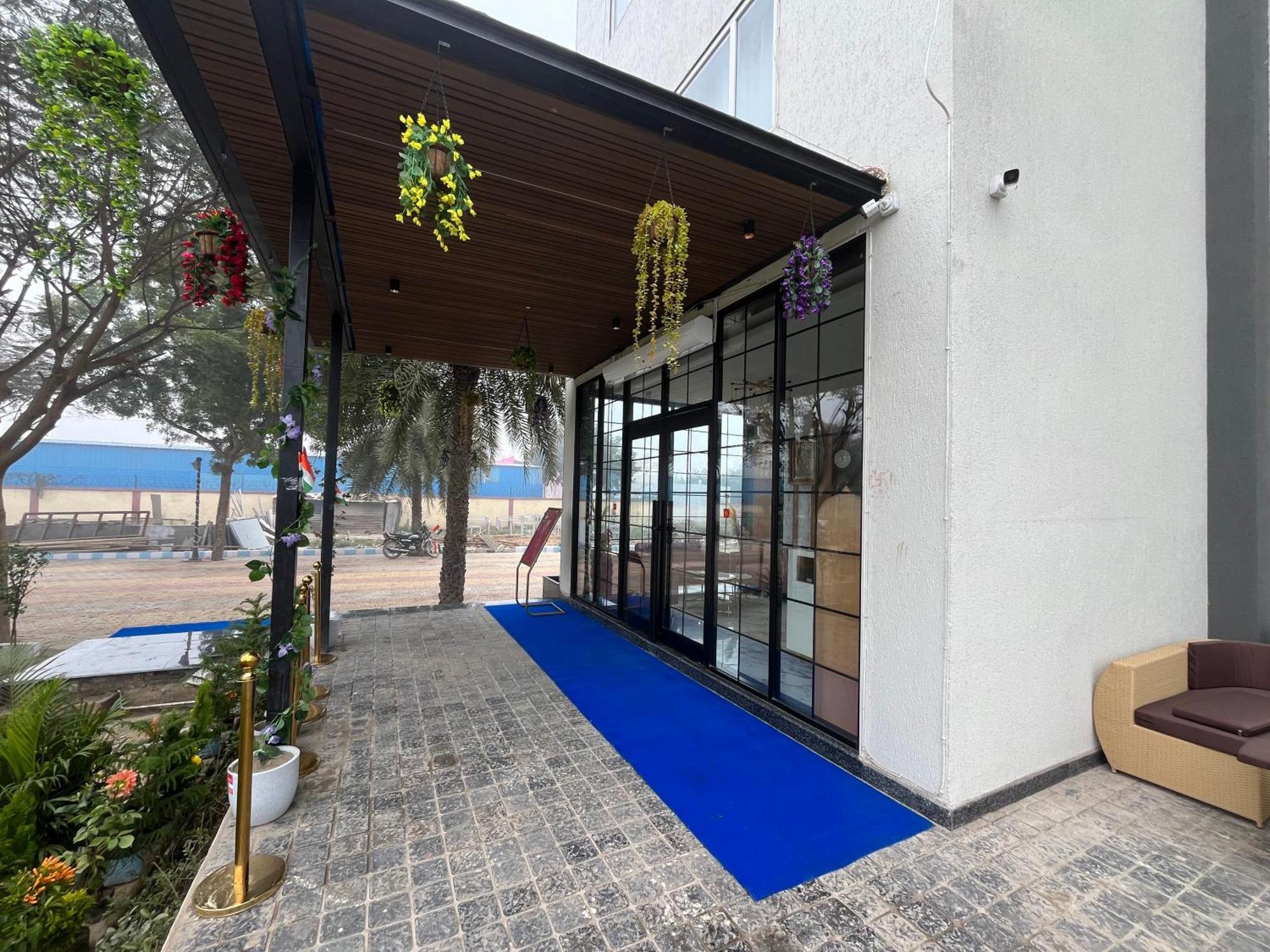 Hotel Three Seasons Vrindāvan Εξωτερικό φωτογραφία