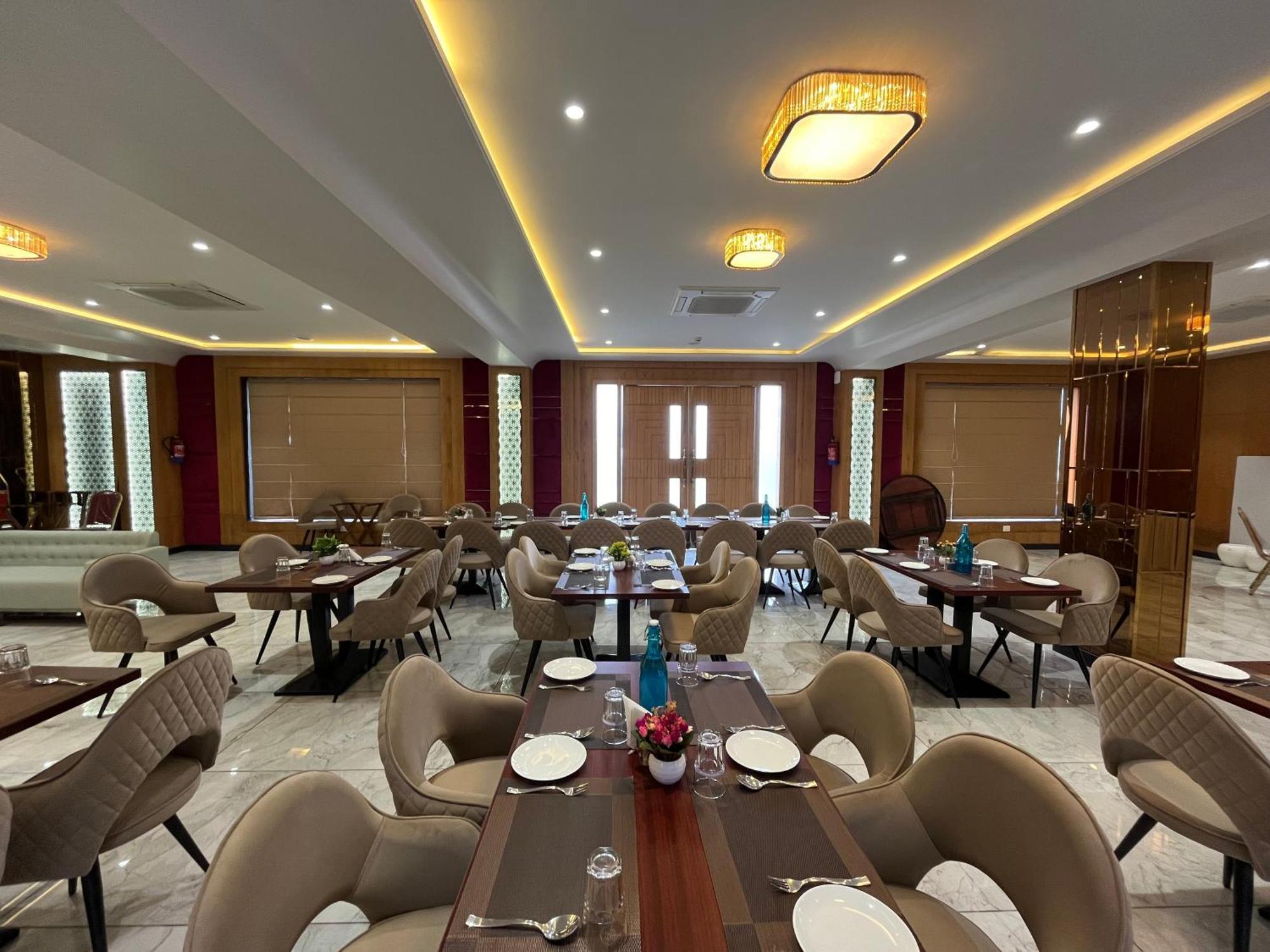Hotel Three Seasons Vrindāvan Εξωτερικό φωτογραφία