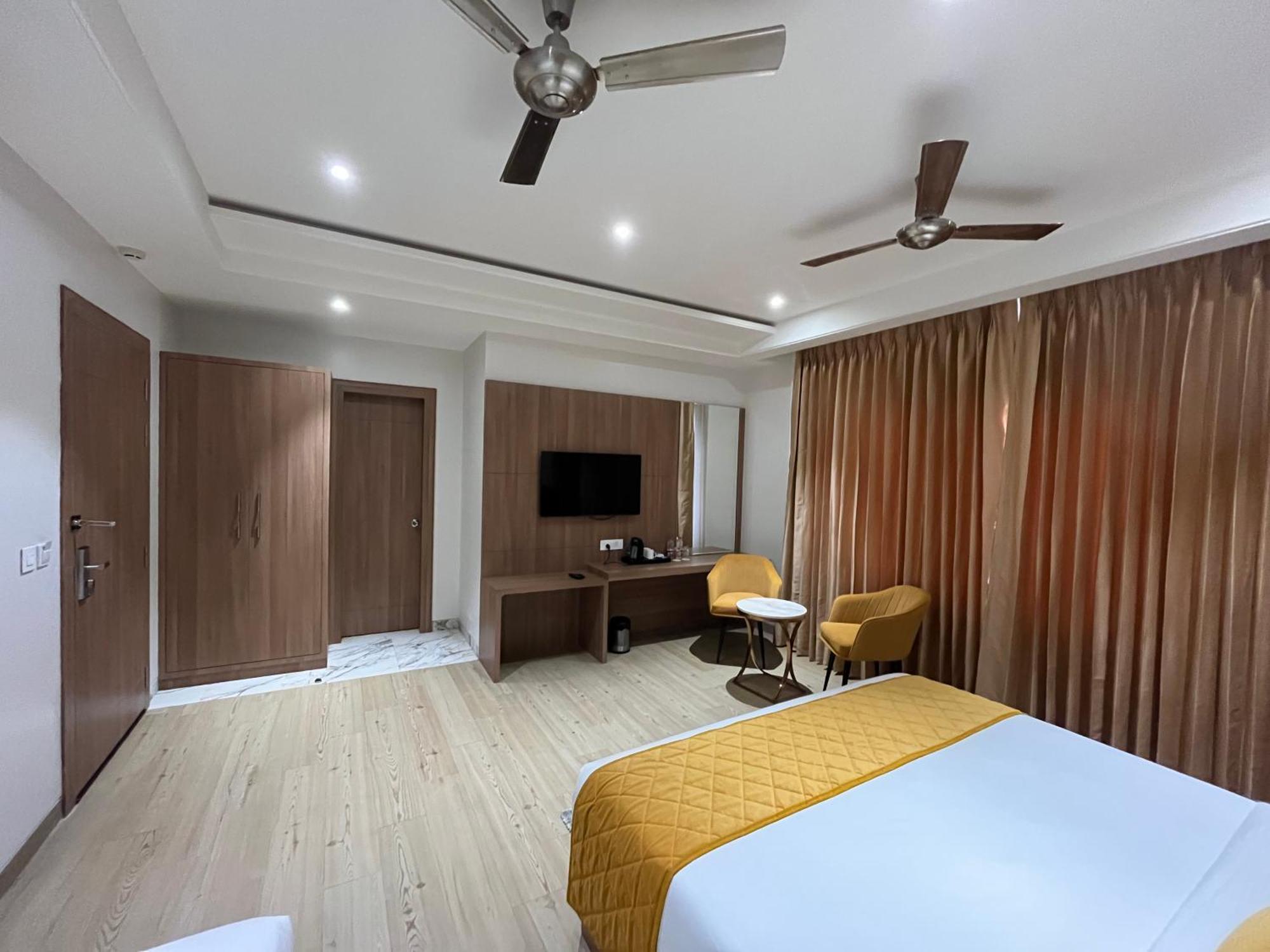 Hotel Three Seasons Vrindāvan Εξωτερικό φωτογραφία
