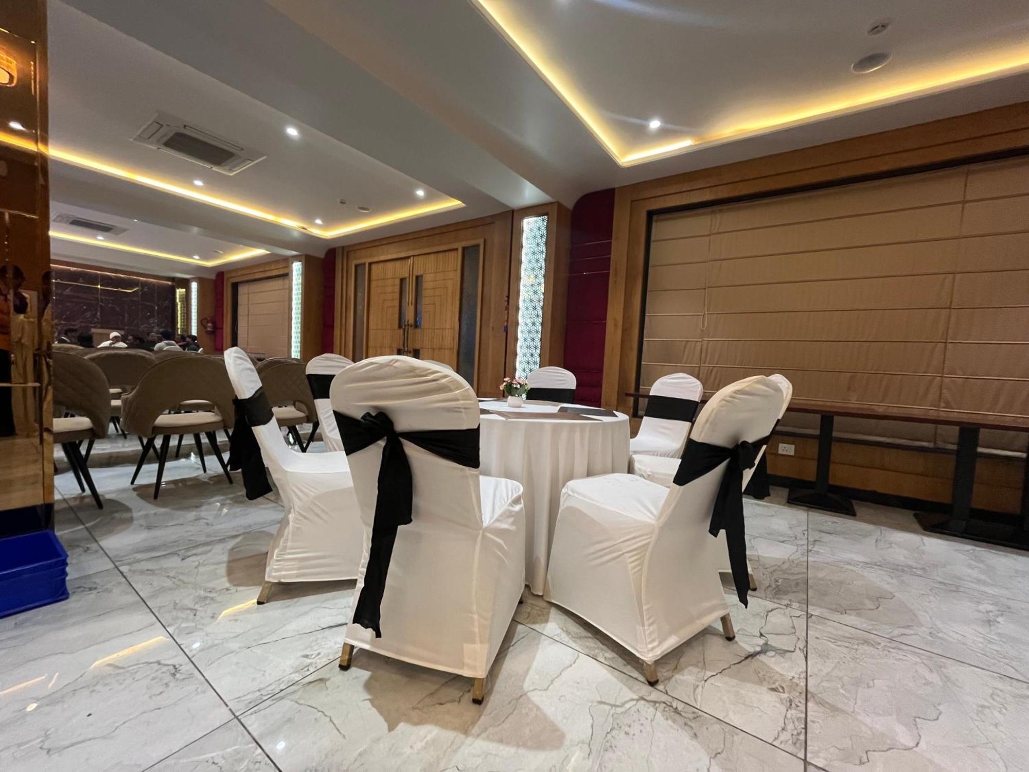 Hotel Three Seasons Vrindāvan Εξωτερικό φωτογραφία