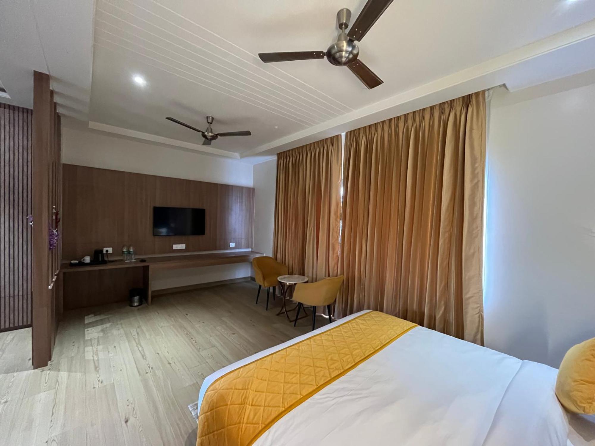 Hotel Three Seasons Vrindāvan Εξωτερικό φωτογραφία