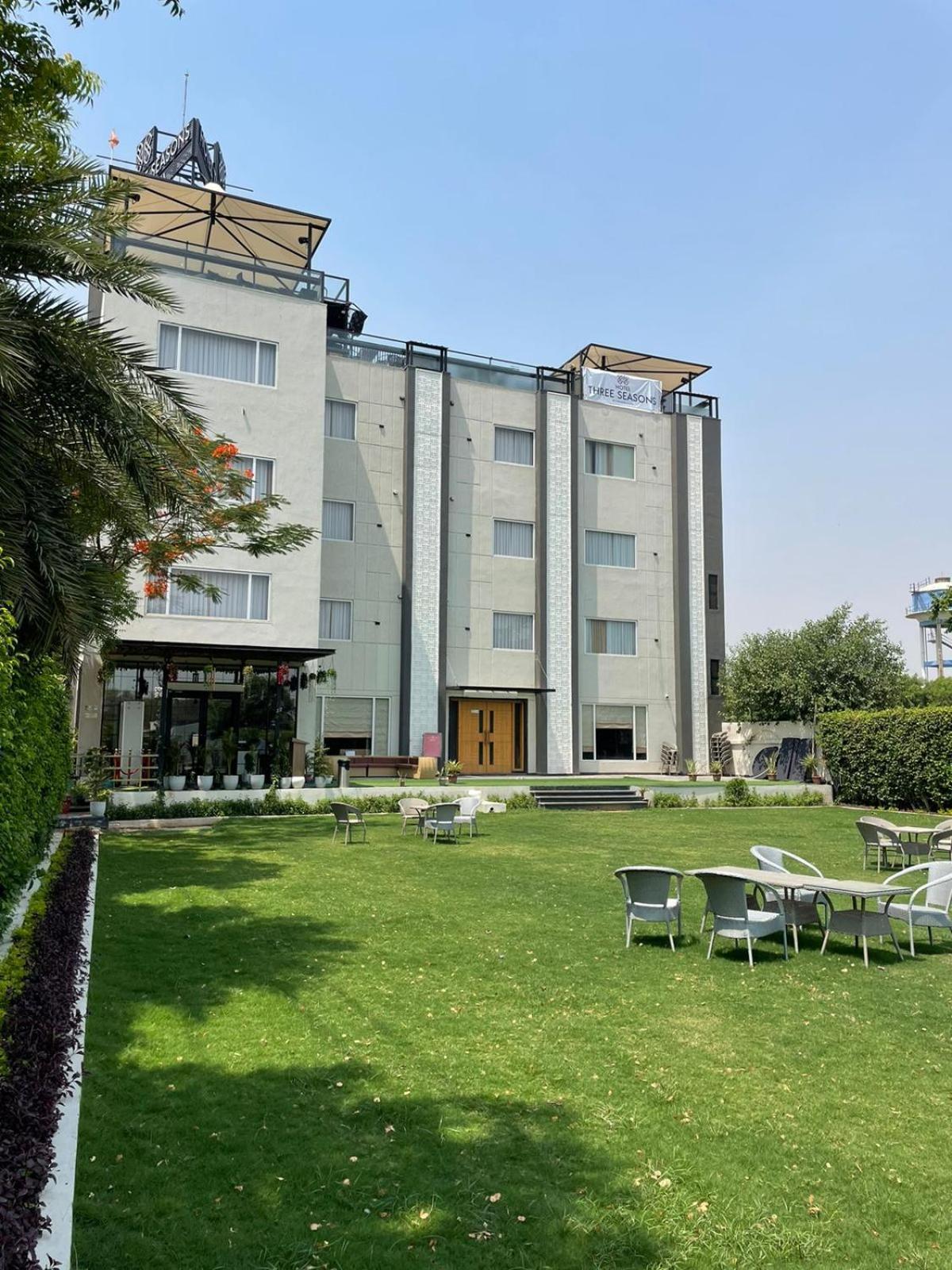 Hotel Three Seasons Vrindāvan Εξωτερικό φωτογραφία