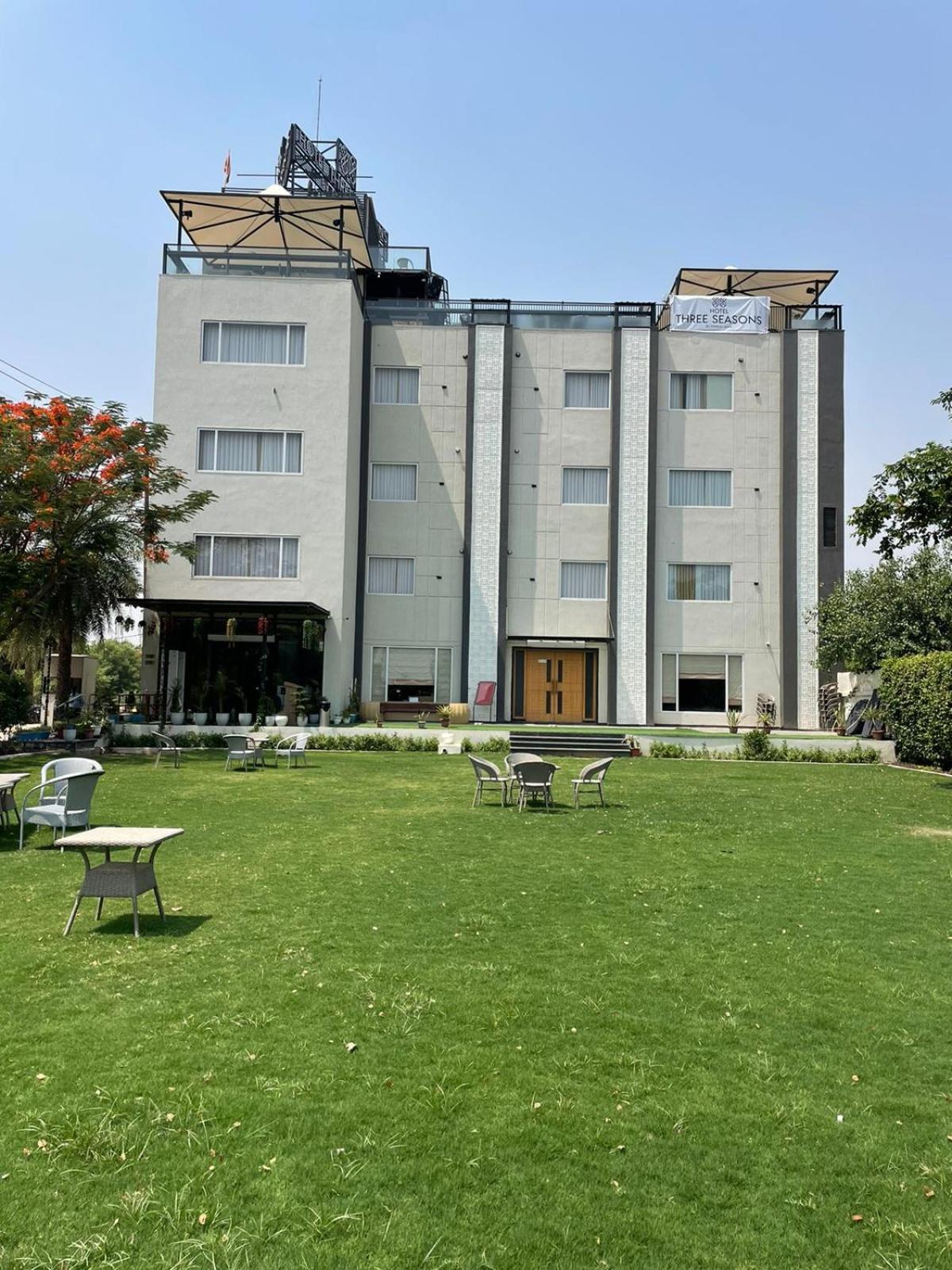 Hotel Three Seasons Vrindāvan Εξωτερικό φωτογραφία