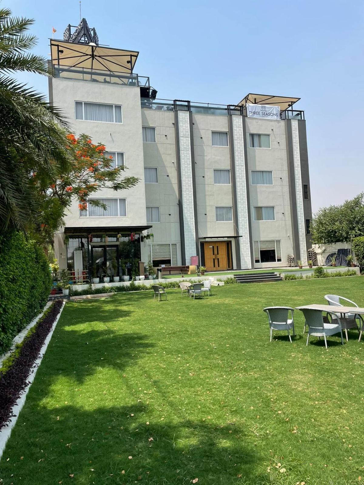 Hotel Three Seasons Vrindāvan Εξωτερικό φωτογραφία