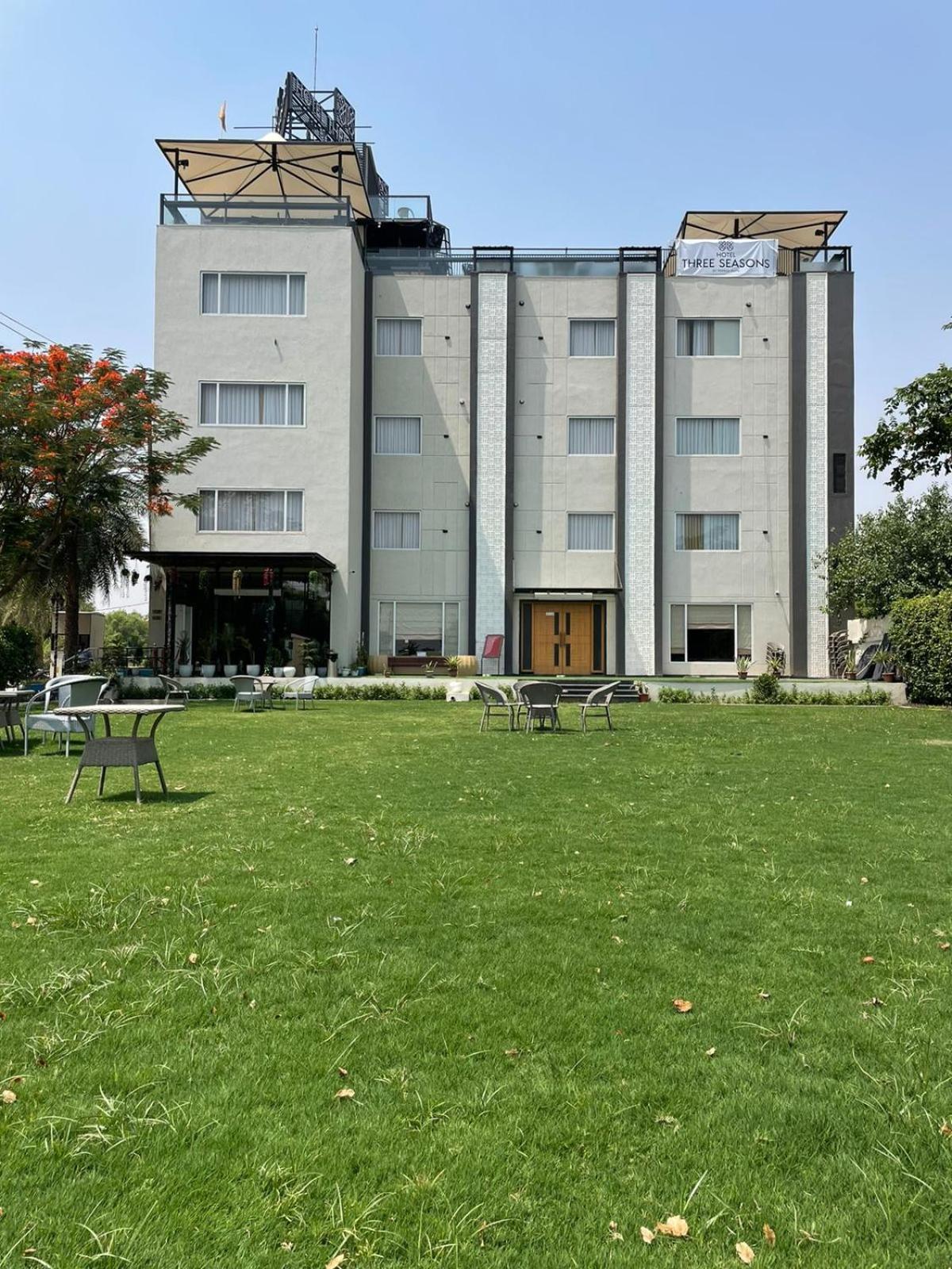 Hotel Three Seasons Vrindāvan Εξωτερικό φωτογραφία