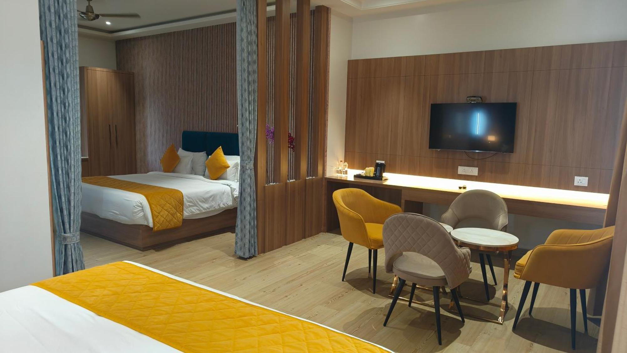 Hotel Three Seasons Vrindāvan Εξωτερικό φωτογραφία